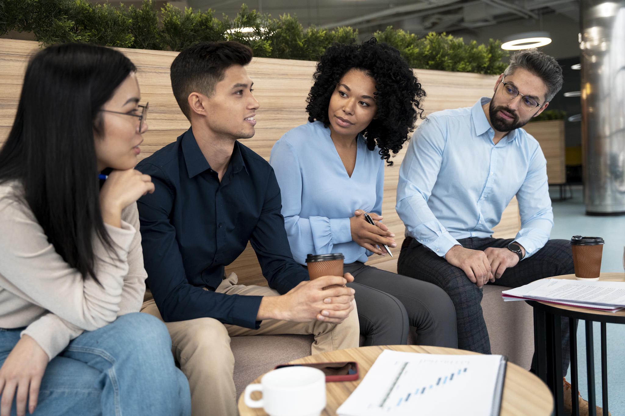 Equipe-qui-discute-stagiaires-tuteurs