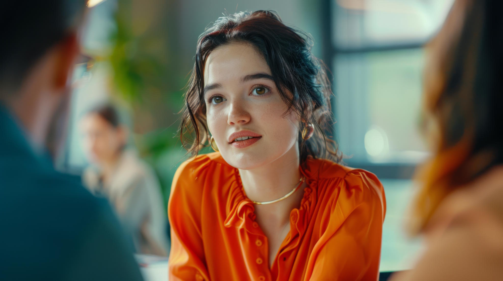 Jeune-femme-allant-poser-une-question