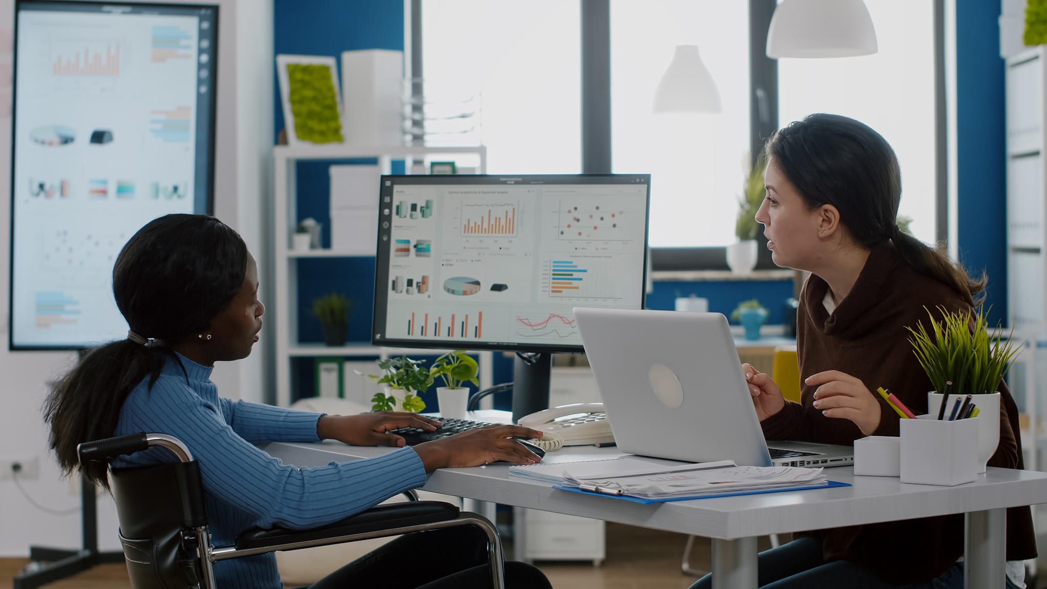 Jeune-femme-presentant-des-graphiques