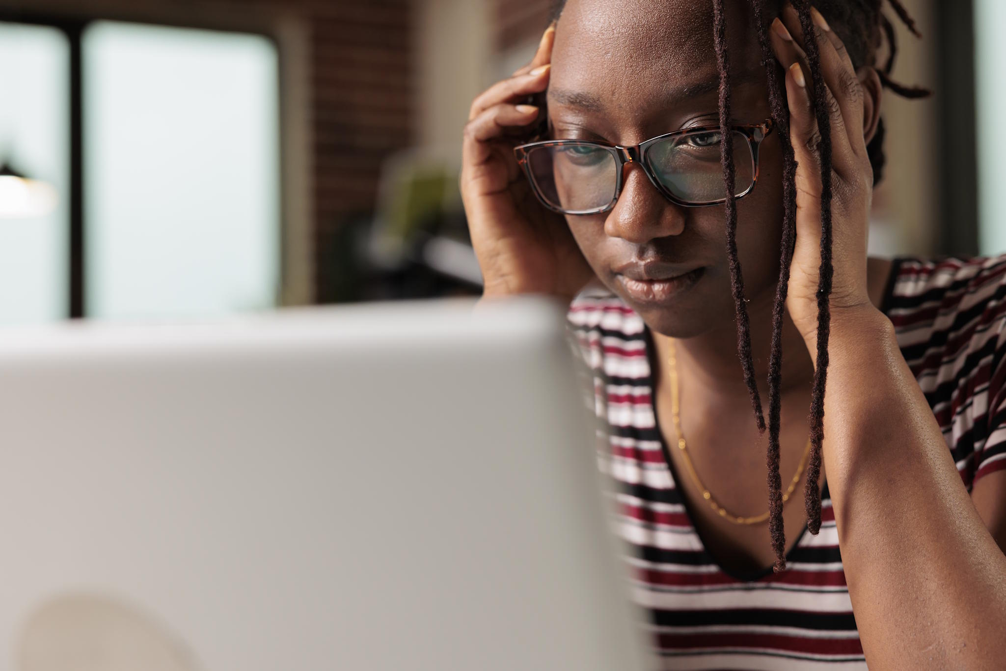 Jeune-femme-sur-son-ordi-portable