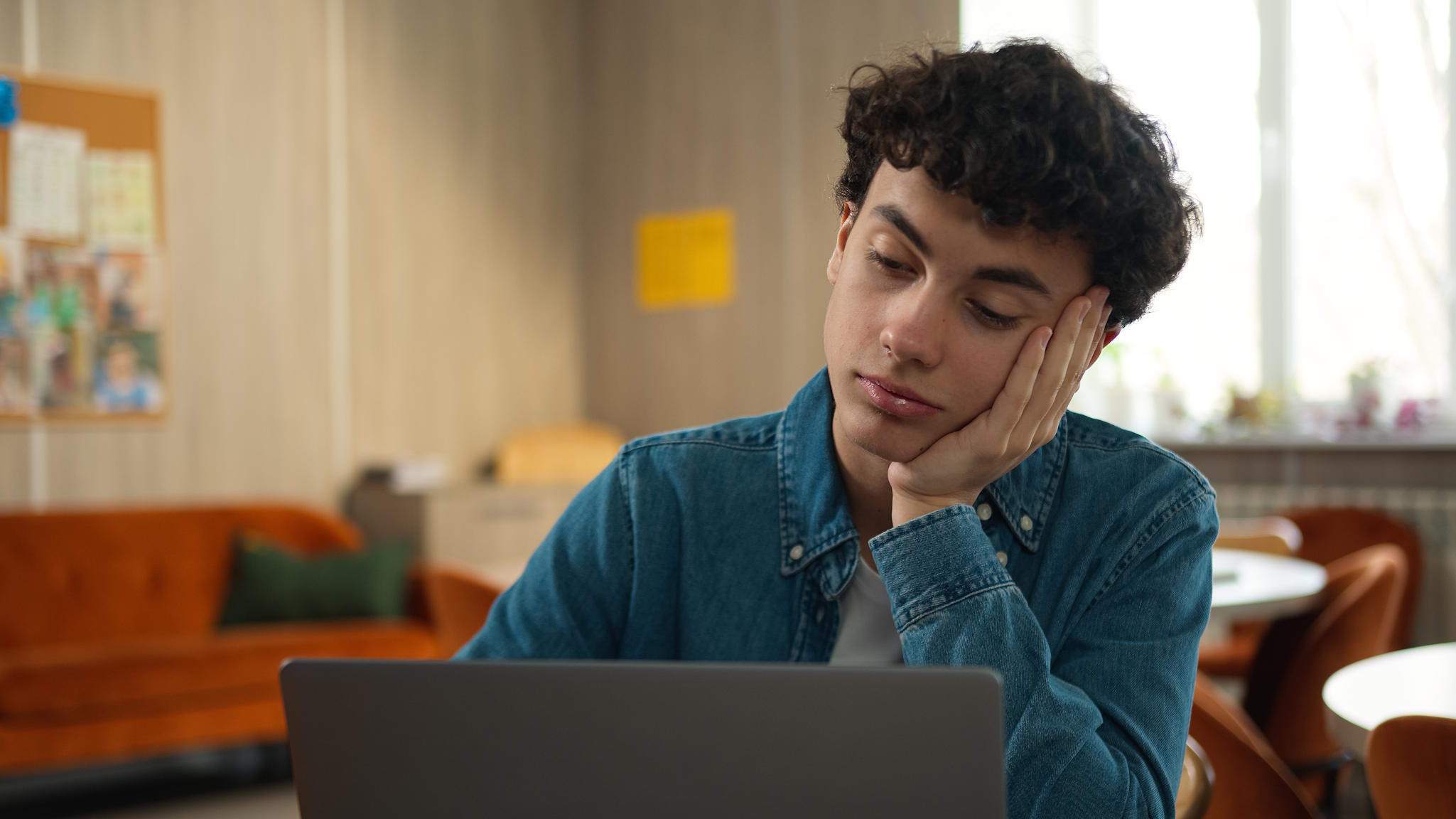 Jeune-homme-attendant-devant-ecran