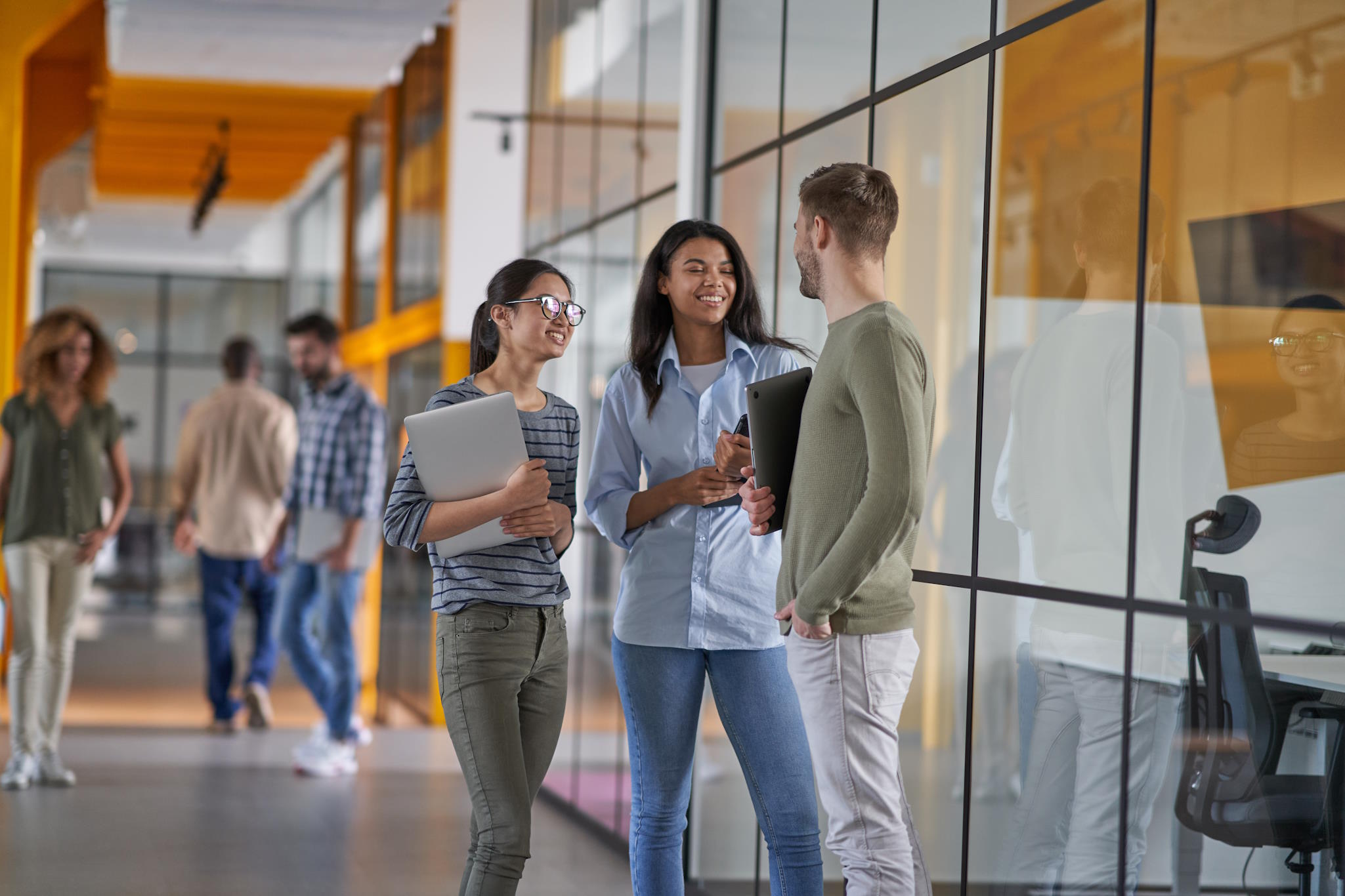 Jeunes-employes-discutant
