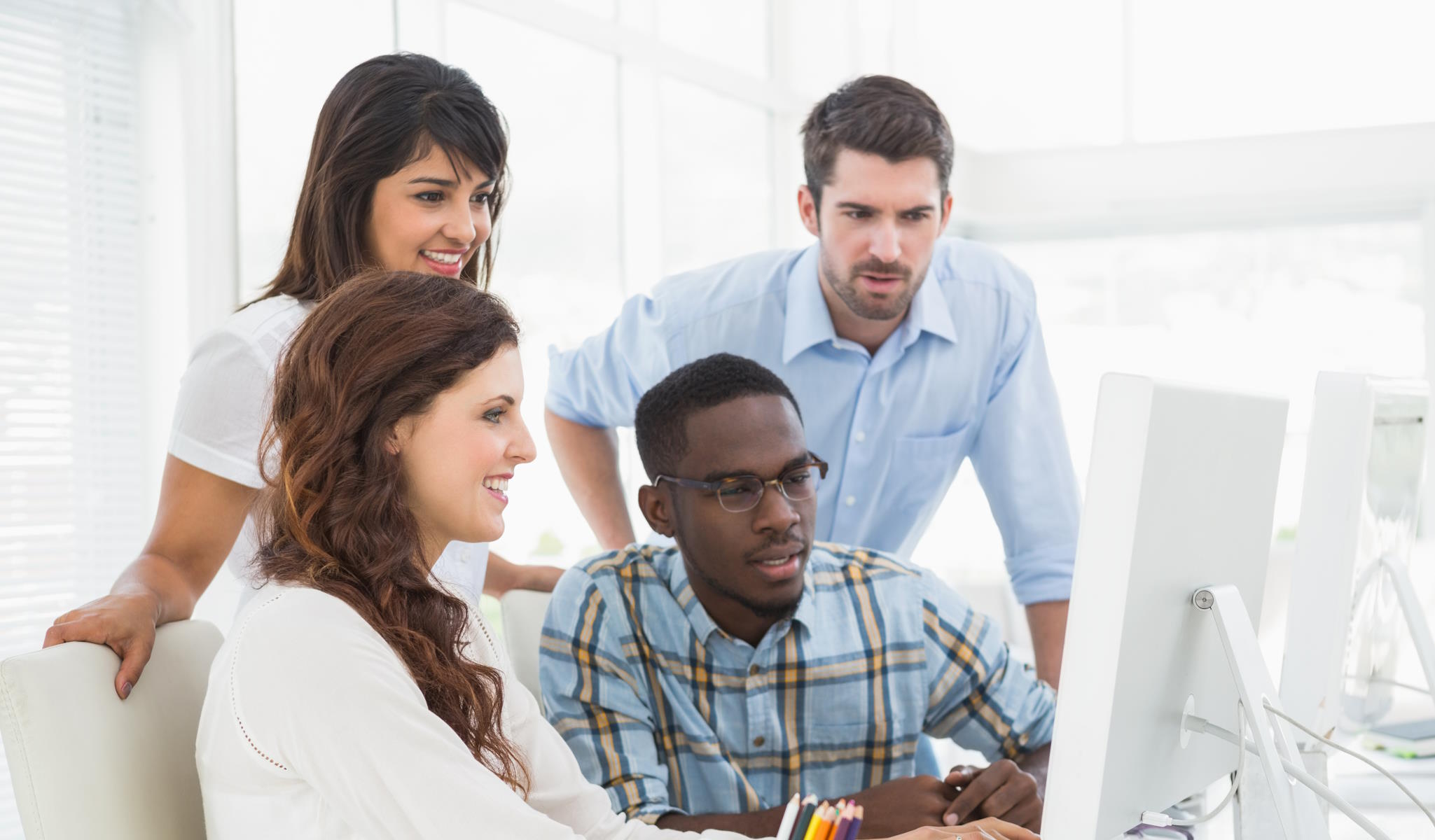 Personnes-concentrees-sur-ordinateur