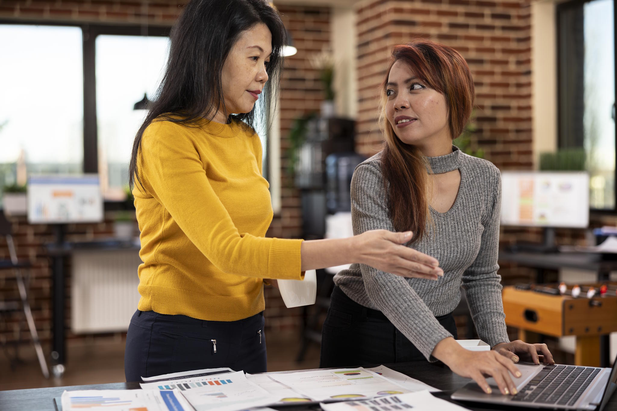 Tutrice-expliquant-a-son-apprentie